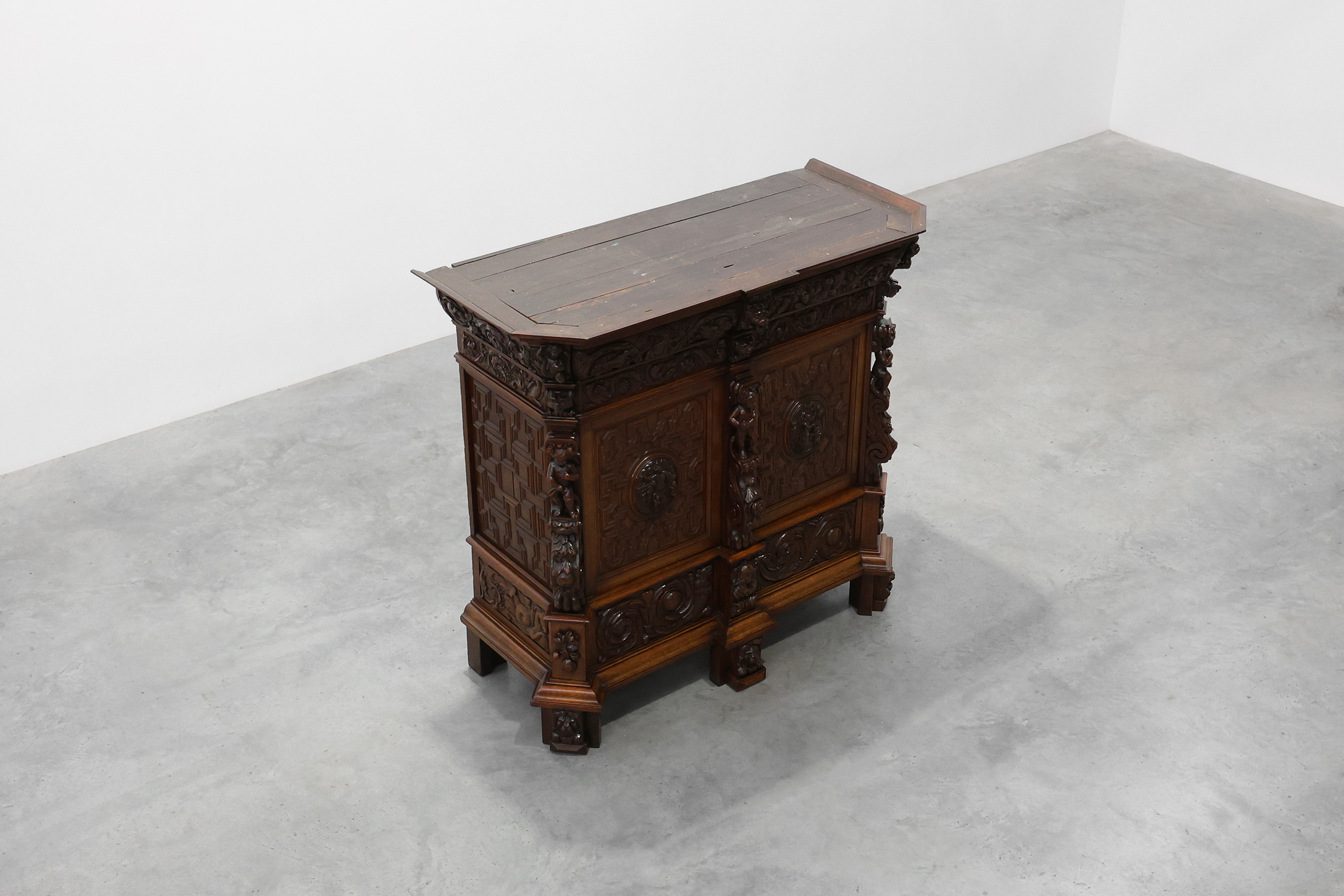 Flemish renaissance "beeldenkast" cabinet in oak wood Antwerp, ca. 1630thumbnail